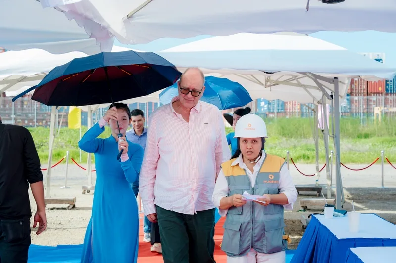 PG lễ tân đón khách lễ khởi công Gemalink giai đoạn 2, hỗ trợ khách mời và đại biểu trong chương trình.