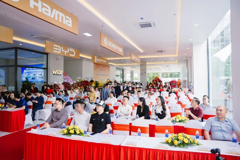 Hơn 200 khách mời, đại diện doanh nghiệp và đối tác tham dự lễ khai trương WCAR – VITRAC trong không gian được bố trí chuyên nghiệp.