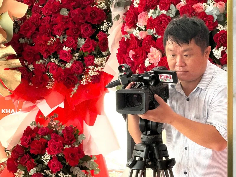 Đại diện phóng viên đài truyền hình Đồng Nai có mặt ghi hình sự kiện khai trương siêu thị ô tô điện Đồng Nai.