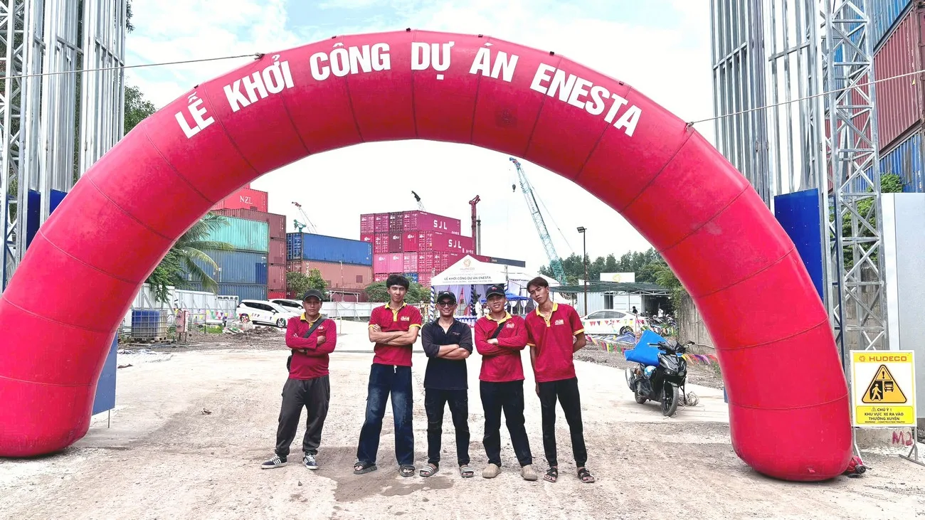 Toàn cảnh lễ khởi công tại công trường với nhà bạt và khu vực nghi thức