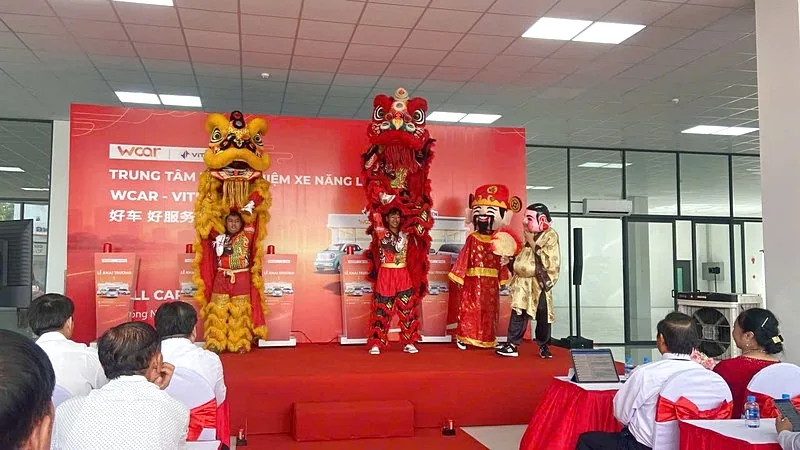 Màn múa lân tạo điểm nhấn sôi động cho chương trình khai trương.
