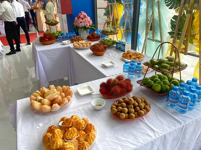 Bàn tiệc teabreak phục vụ bánh ngọt, trái cây và nước uống cho khách mời.