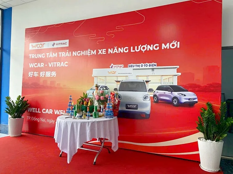 Mâm cúng khai trương được chuẩn bị đầy đủ lễ vật và bố trí trang trọng.