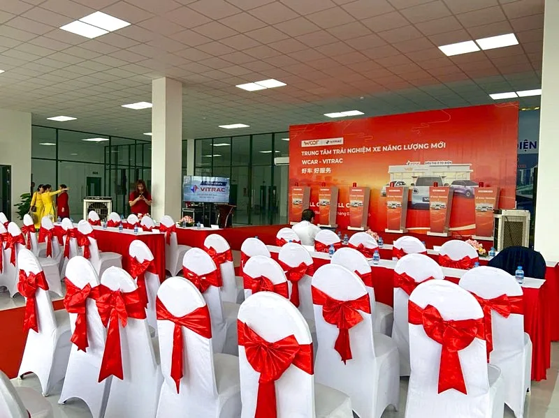 Sài Gòn Light Event bố trí sân khấu, backdrop, bàn ghế và thiết bị sự kiện chuyên nghiệp, đáp ứng quy mô chương trình.