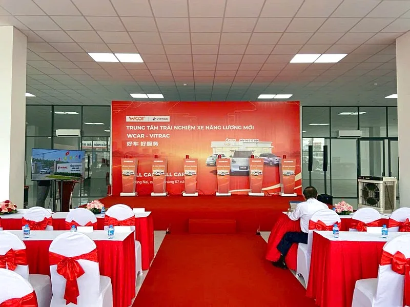 Sân khấu WCAR – VITRAC được bố trí chuyên nghiệp cho các nghi thức khai trương.