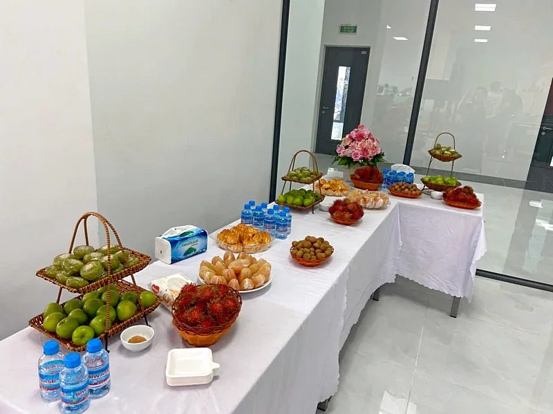 Bàn tiệc teabreak phục vụ bánh ngọt, trái cây và nước uống cho khách mời.