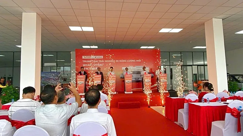 Đại biểu thực hiện nghi thức nhấn nút khai trương WCAR – VITRAC.