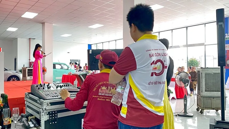 Nhân sự kỹ thuật kiểm soát âm thanh, bảo đảm chương trình diễn ra ổn định.
