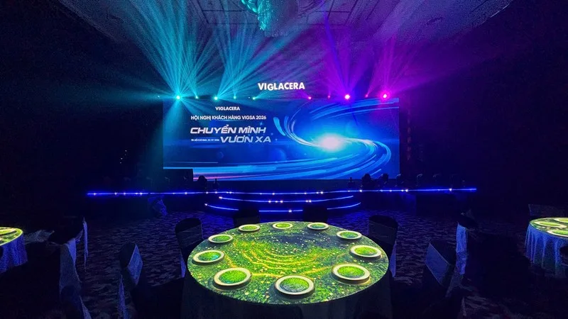 Không gian hội nghị khách hàng VIGSA 2026 với sân khấu LED chuyên nghiệp.