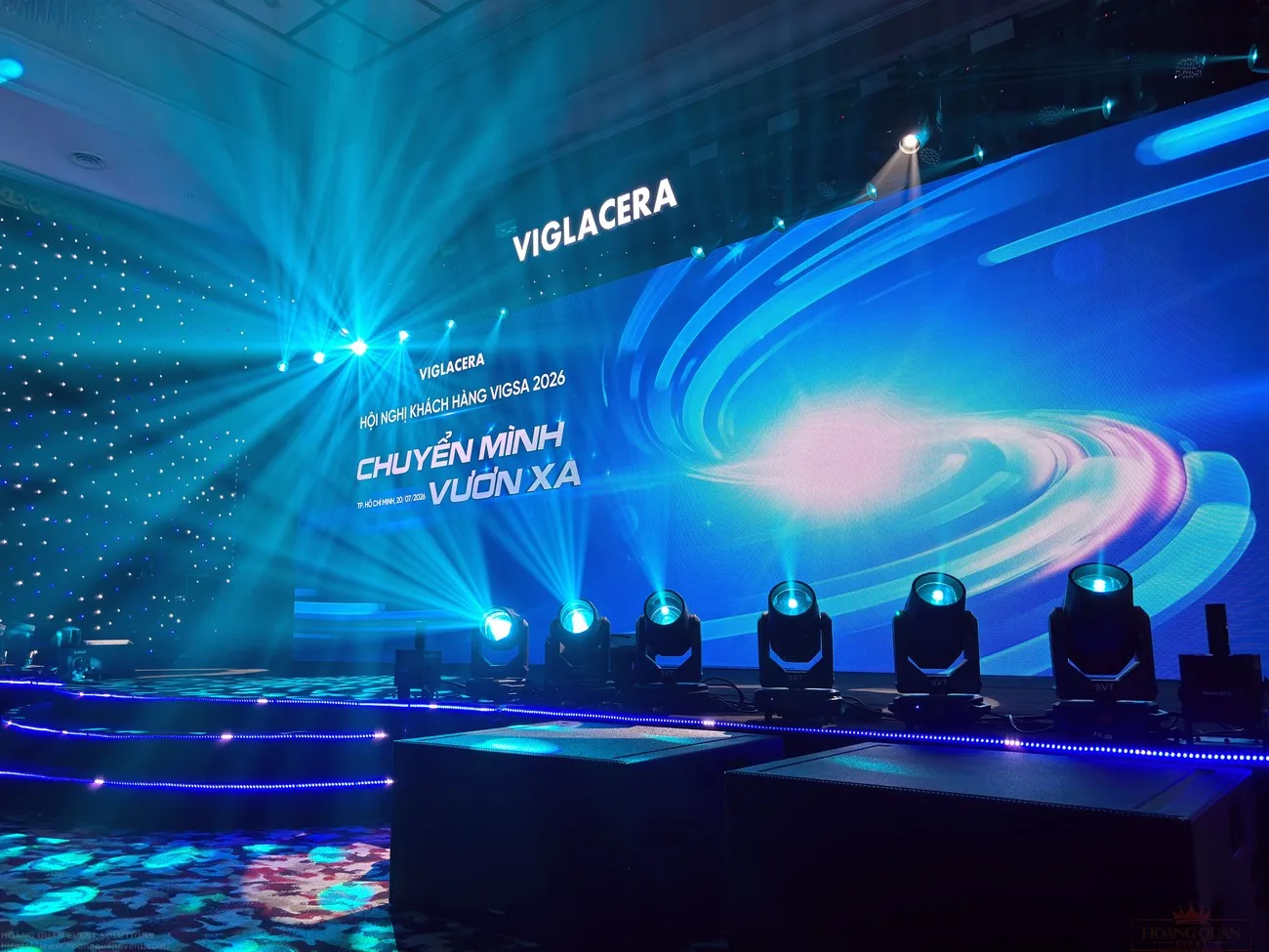 Sân khấu Gala Dinner VIGSA 2026 nổi bật với màn hình LED và hệ thống ánh sáng trình diễn. Sân khấu Gala Dinner VIGSA 2026 với màn hình LED và ánh sáng đồng bộ