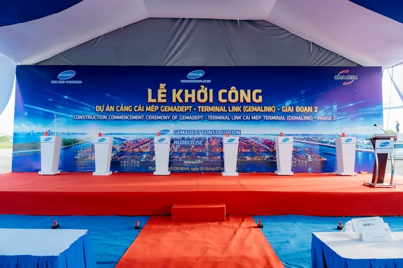 Sân khấu lễ khởi công Cảng Cái Mép Gemadept được Sài Gòn Light Event setup làm điểm nhìn chính của chương trình.