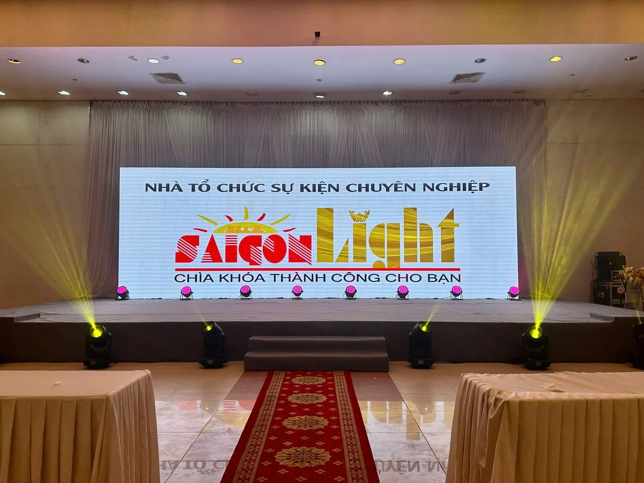 Sân khấu sự kiện doanh nghiệp với màn hình LED và hệ thống ánh sáng
