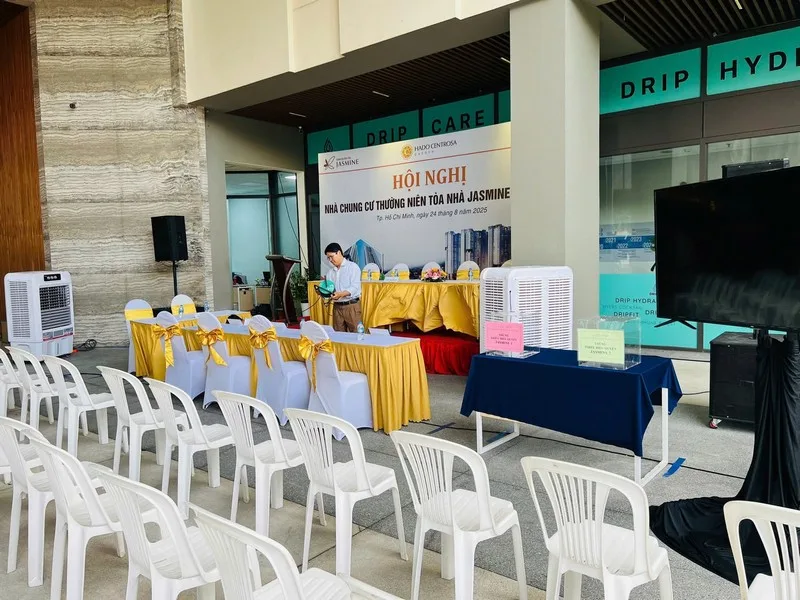 Khu vực hội nghị thường niên tòa nhà Jasmine được chuẩn bị sân khấu, bàn ghế và thiết bị trình chiếu.