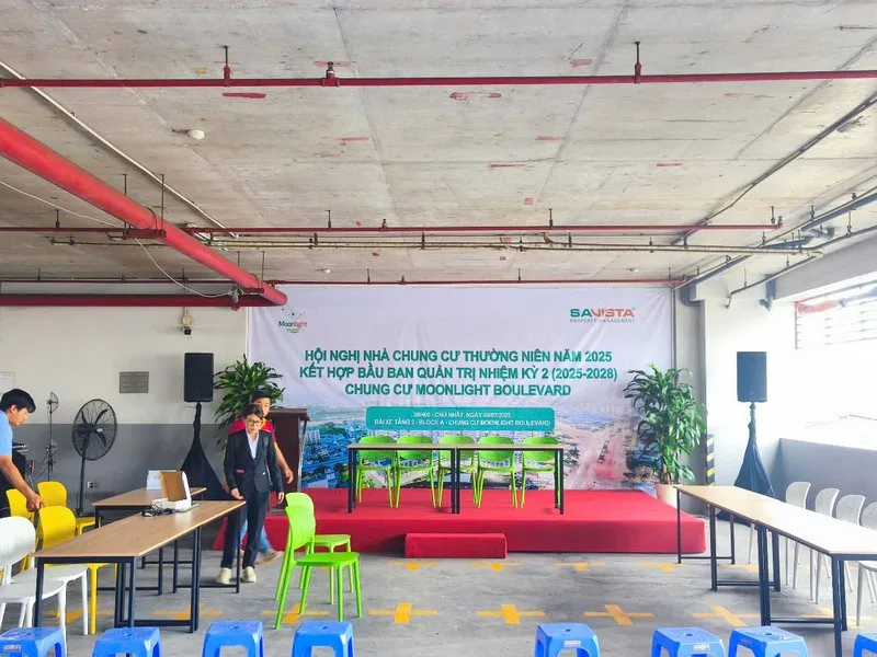 Sân khấu hội nghị Moonlight Boulevard được setup backdrop, bàn chủ tọa, bục phát biểu và âm thanh.
