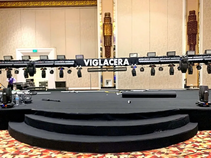 Thi công bục nhị cấp dạng vòm cho sân khấu Gala Dinner VIGSA 2026.