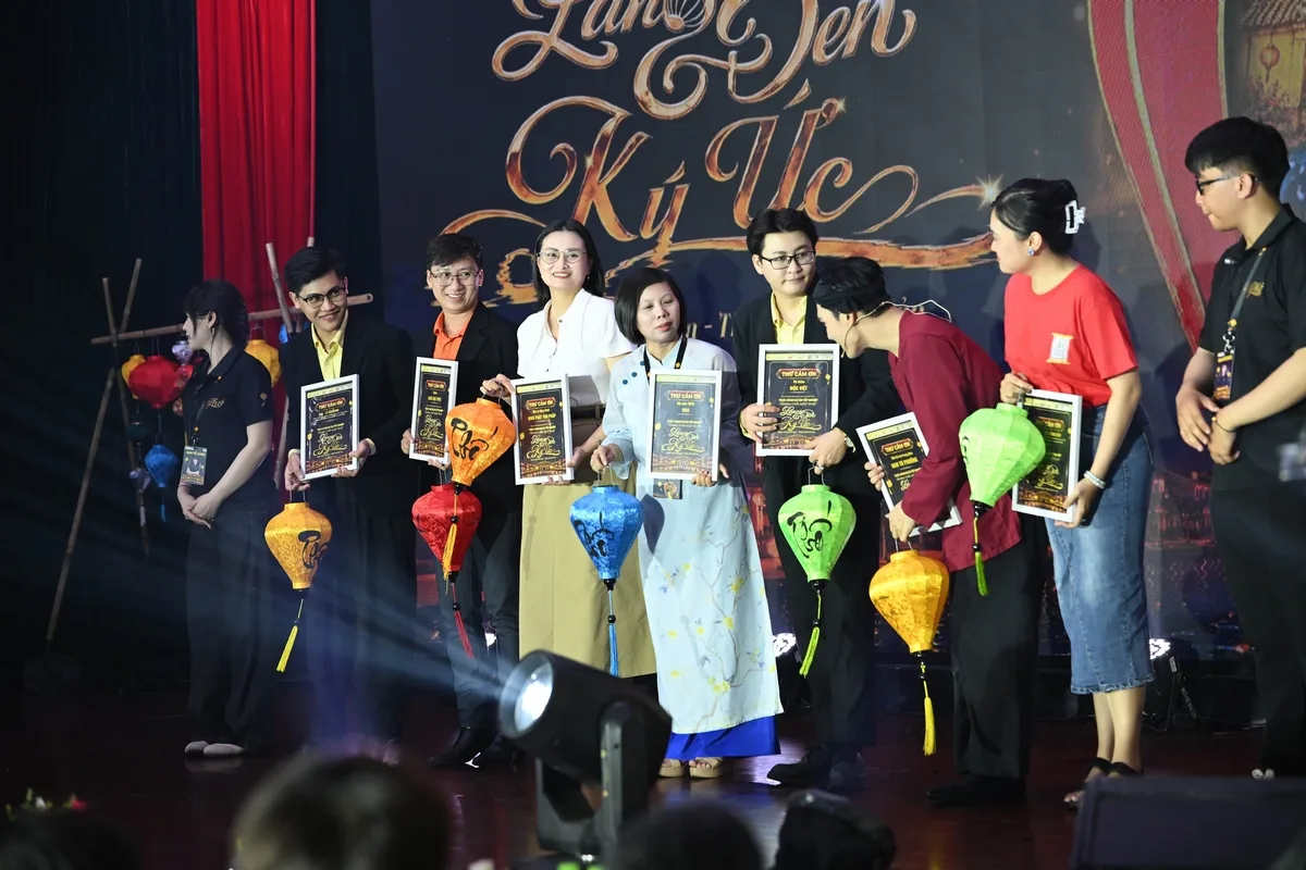 Thiết bị phù hợp giúp không gian chương trình giữ được sự hài hòa. Thiết bị sự kiện phù hợp giúp không gian Làng Đèn Ký Ức hài hòa, gọn gàng và đúng tinh thần chương trình.