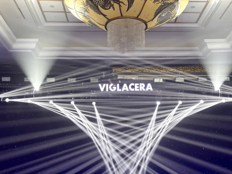 Hiệu ứng ánh sáng trắng tại Hội nghị khách hàng VIGSA 2026.