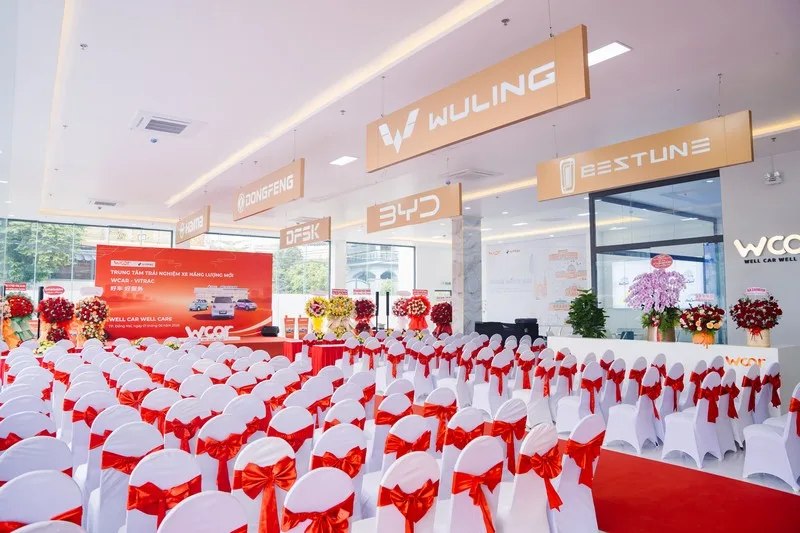 Bàn ghế được sắp xếp ngay ngắn, bảo đảm tầm nhìn về sân khấu.