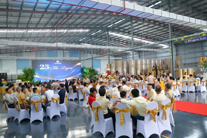 Toàn cảnh không gian tiệc kỷ niệm 25 năm Thuận Phát Hưng được tổ chức trang trọng bên trong khu vực nhà xưởng.
