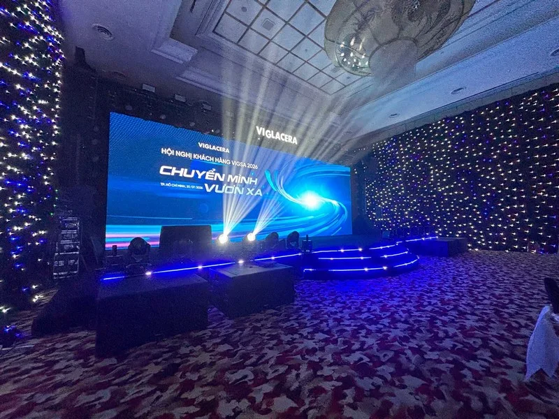 Tổng duyệt không gian Gala Dinner VIGSA 2026 trước giờ đón khách.