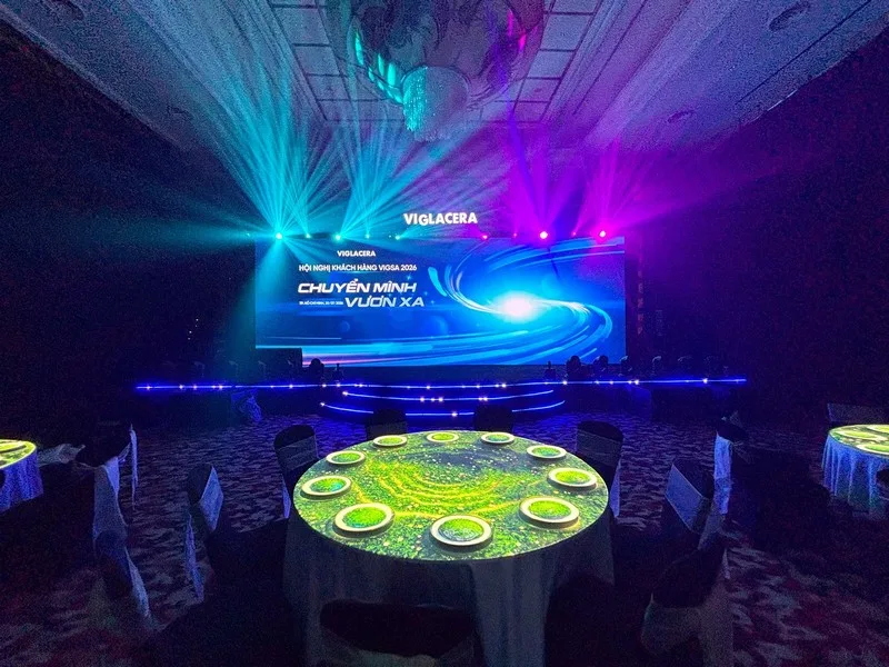 Hiệu ứng trình chiếu trên bàn tiệc tại Gala Dinner VIGSA 2026.