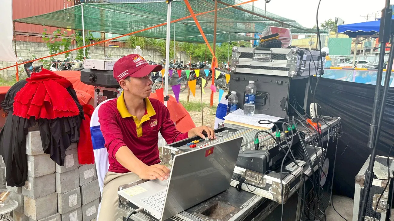 Kỹ thuật viên theo dõi tín hiệu âm thanh xuyên suốt phần phát biểu và nghi thức khởi công Kỹ thuật viên vận hành bàn điều khiển âm thanh trong chương trình lễ khởi công ngoài trời