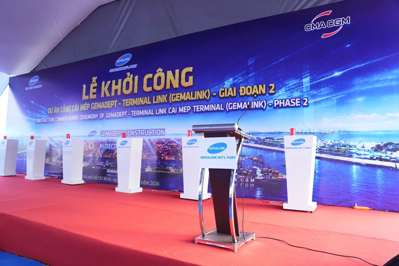 Các bục nhấn nút được căn chỉnh đồng bộ theo vị trí của đại biểu thực hiện nghi thức Hệ thống bục nhấn nút được bố trí trên sân khấu lễ khởi công Cảng Gemalink