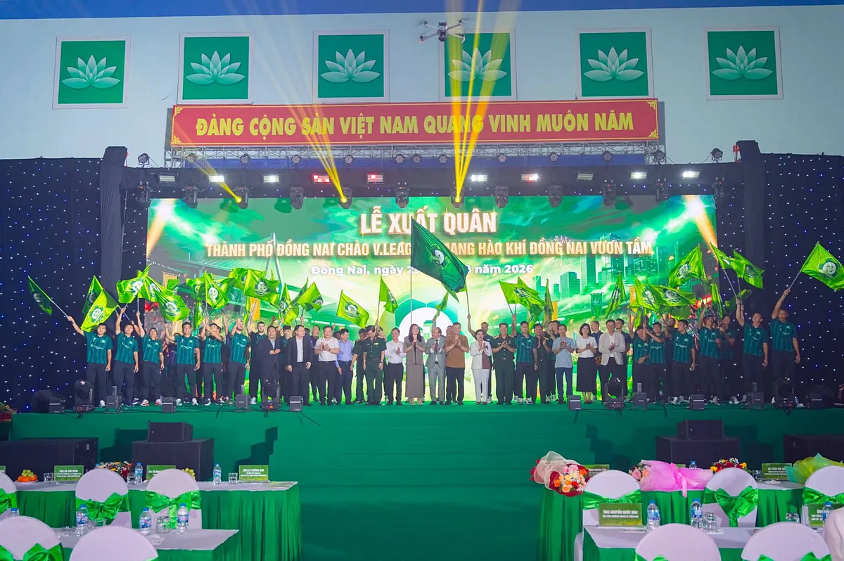 Khoảnh khắc cao trào tại Lễ xuất quân Trường Tươi Đồng Nai với hệ thống kỹ thuật đồng bộ. Sân khấu, LED, âm thanh và ánh sáng được phối hợp trong thời điểm diễn ra nghi thức chính.