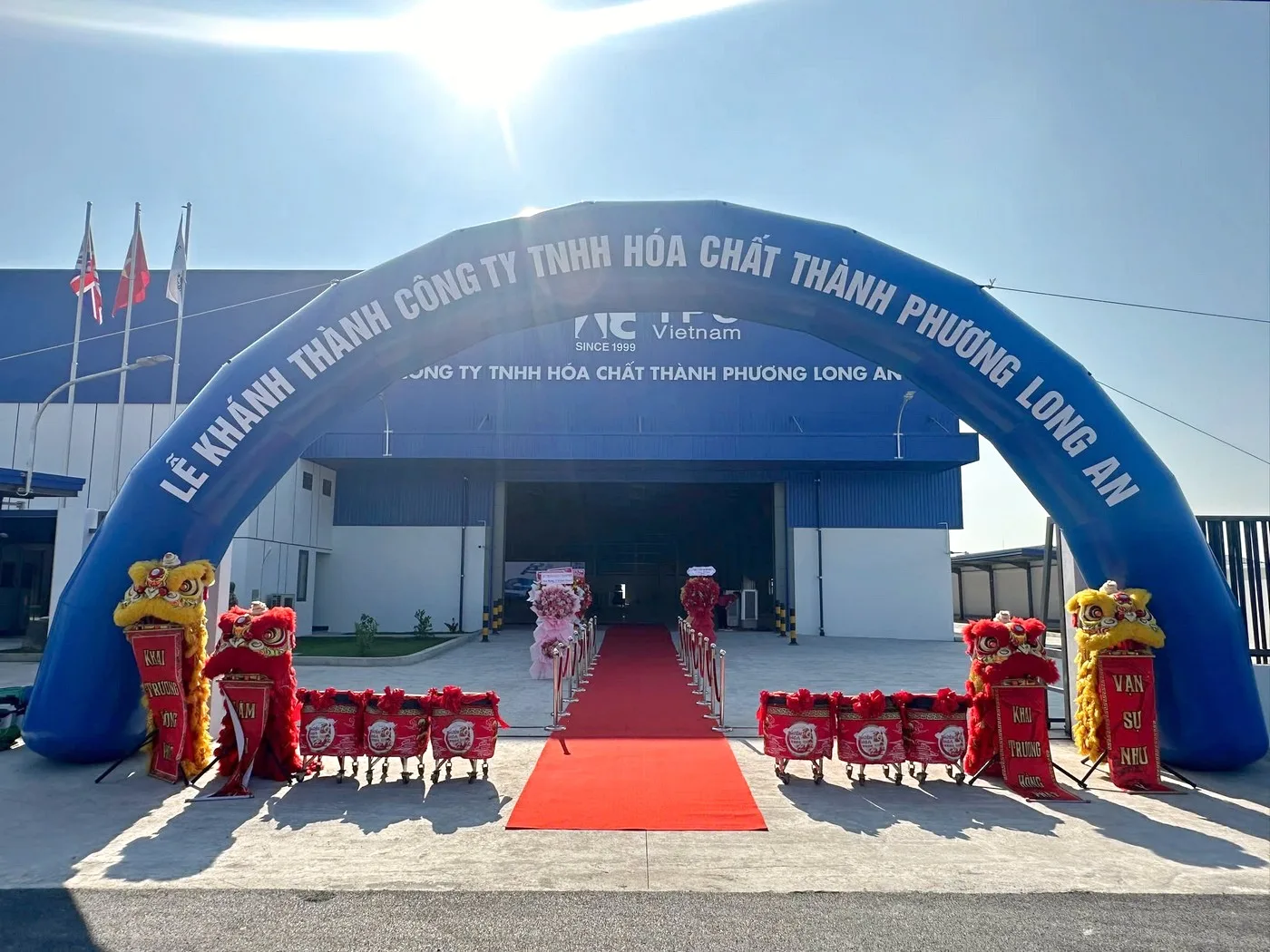 Cổng chào và thảm đỏ giúp nhận diện rõ khu vực tổ chức ngay từ lối vào Cổng chào Lễ khánh thành Công ty TNHH Hóa Chất Thành Phương tại Long An