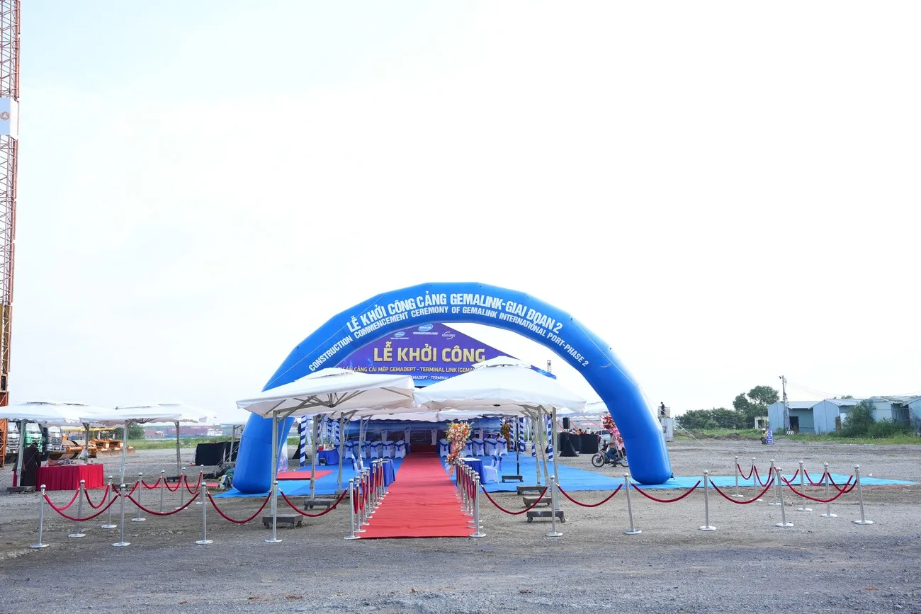 Cổng chào tạo điểm nhận diện và định hướng khách di chuyển vào khu vực tổ chức Cổng chào và lối thảm dẫn vào khu vực lễ khởi công Cảng Gemalink