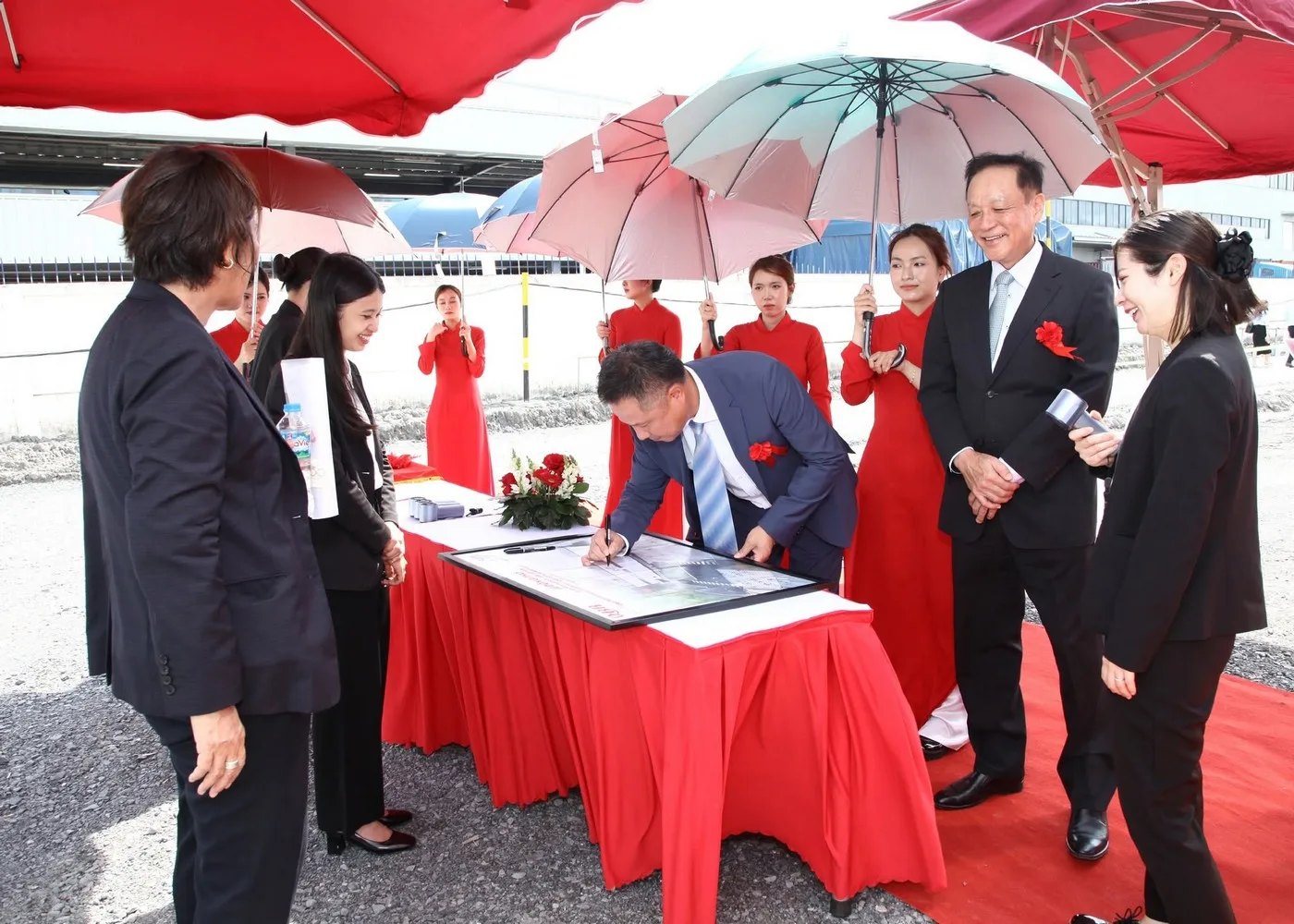 Khách mời được lễ tân đón tiếp và hướng dẫn check-in trước giờ diễn ra chương trình Đại biểu thực hiện check-in trước khi tham dự lễ động thổ của dự án.