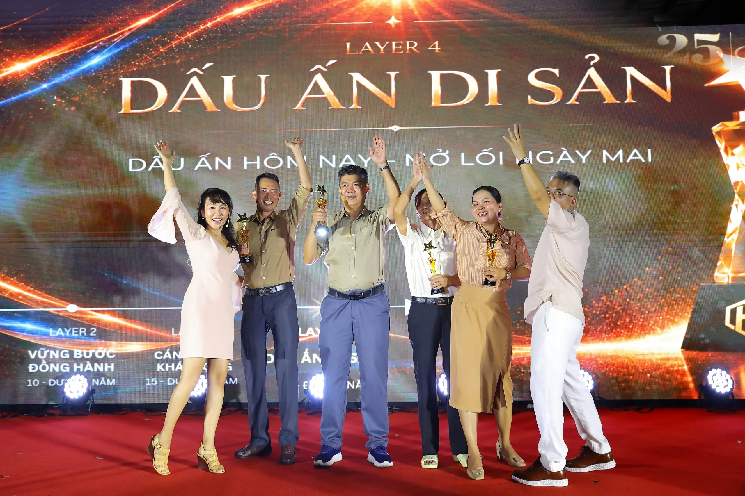 Đại biểu cùng nhau lưu lại hình ảnh sau khi hoàn thành các nội dung của hội nghị Đại biểu chụp ảnh lưu niệm trên sân khấu sau chương trình hội nghị khách hàng.