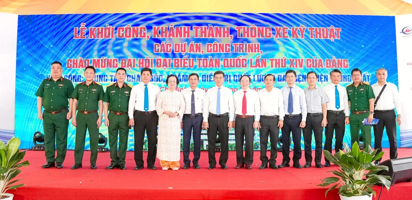 Đại biểu và các đơn vị liên quan chụp ảnh lưu niệm sau nghi thức khánh thành Đại biểu chụp ảnh tập thể trên sân khấu lễ khánh thành công trình