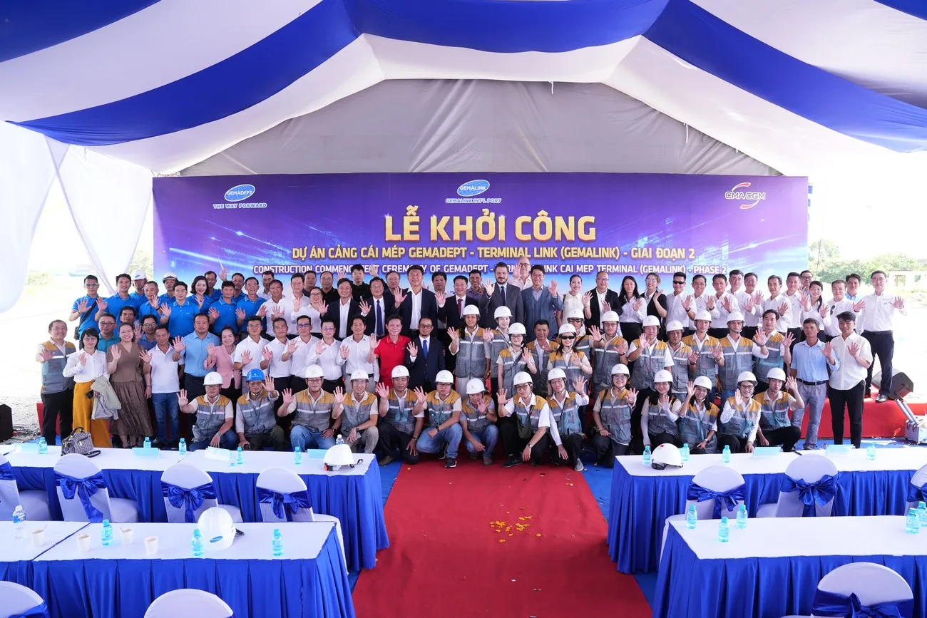 Đại biểu, khách mời và các đơn vị tham gia chụp ảnh tập thể sau chương trình Đại biểu và khách mời chụp ảnh tập thể tại lễ khởi công Cảng Gemalink