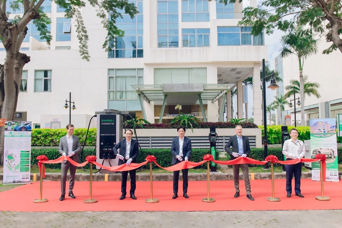 Nghi thức cắt băng đánh dấu thời điểm công trình chính thức được đưa vào sử dụng Các đại biểu thực hiện nghi thức cắt băng tại lễ khánh thành công trình