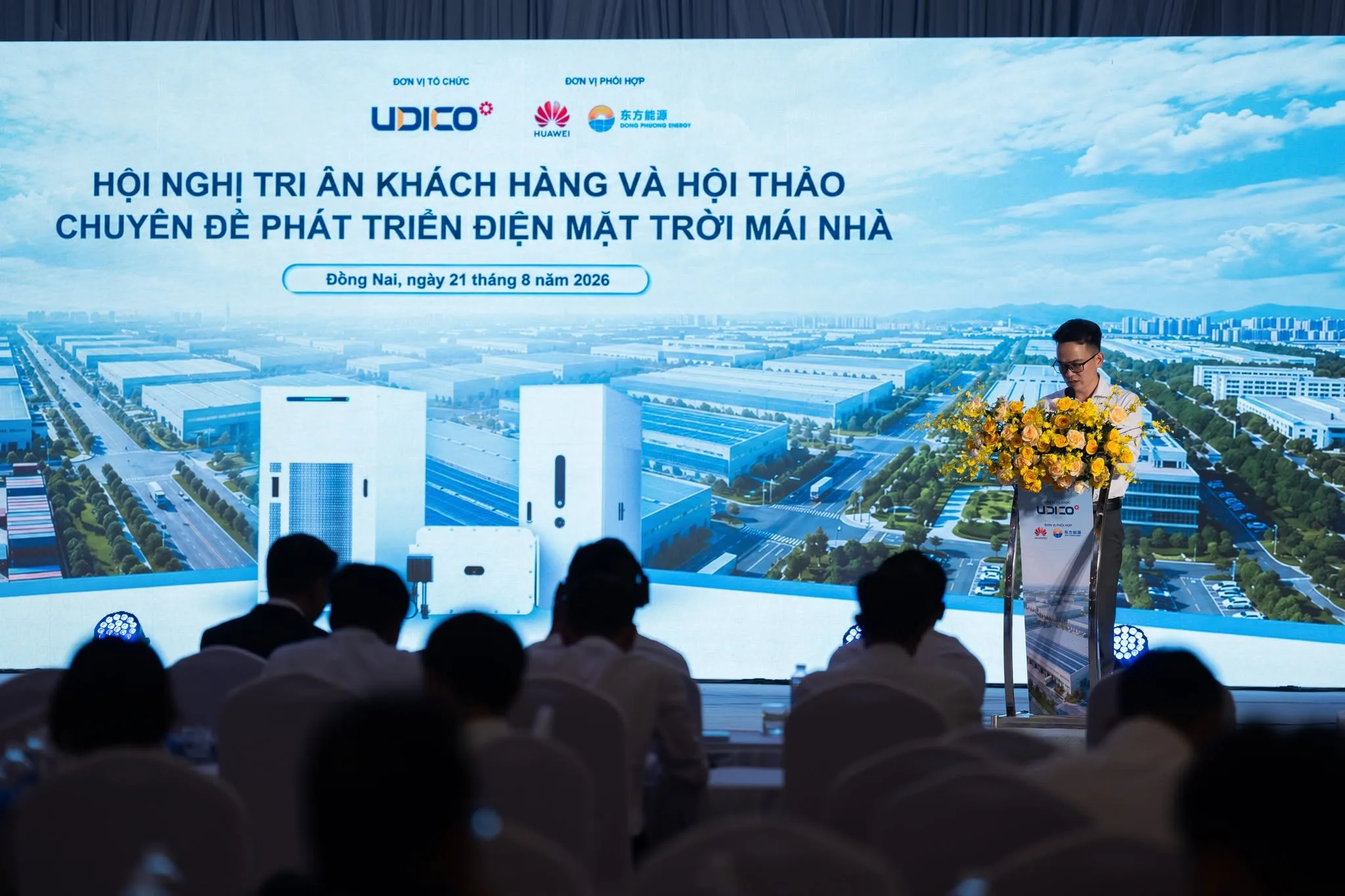 Sân khấu, man hình LED được chuẩn bị chỉn chu Sân khấu, màn hình LED hội nghị