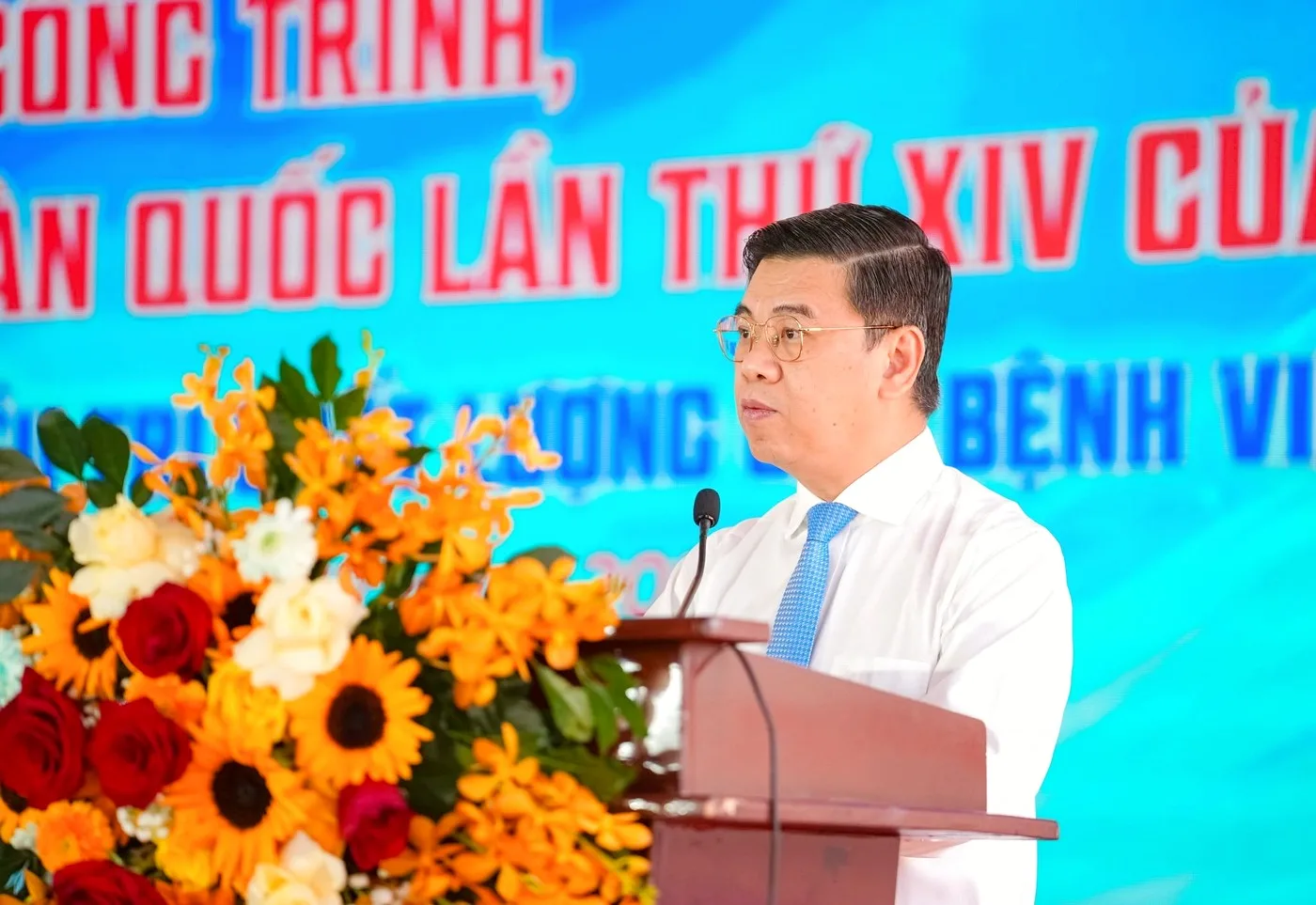 Bài phát biểu chia sẻ quá trình hoàn thiện và định hướng vận hành của công trình Đại diện doanh nghiệp phát biểu tại sân khấu lễ khánh thành công trình