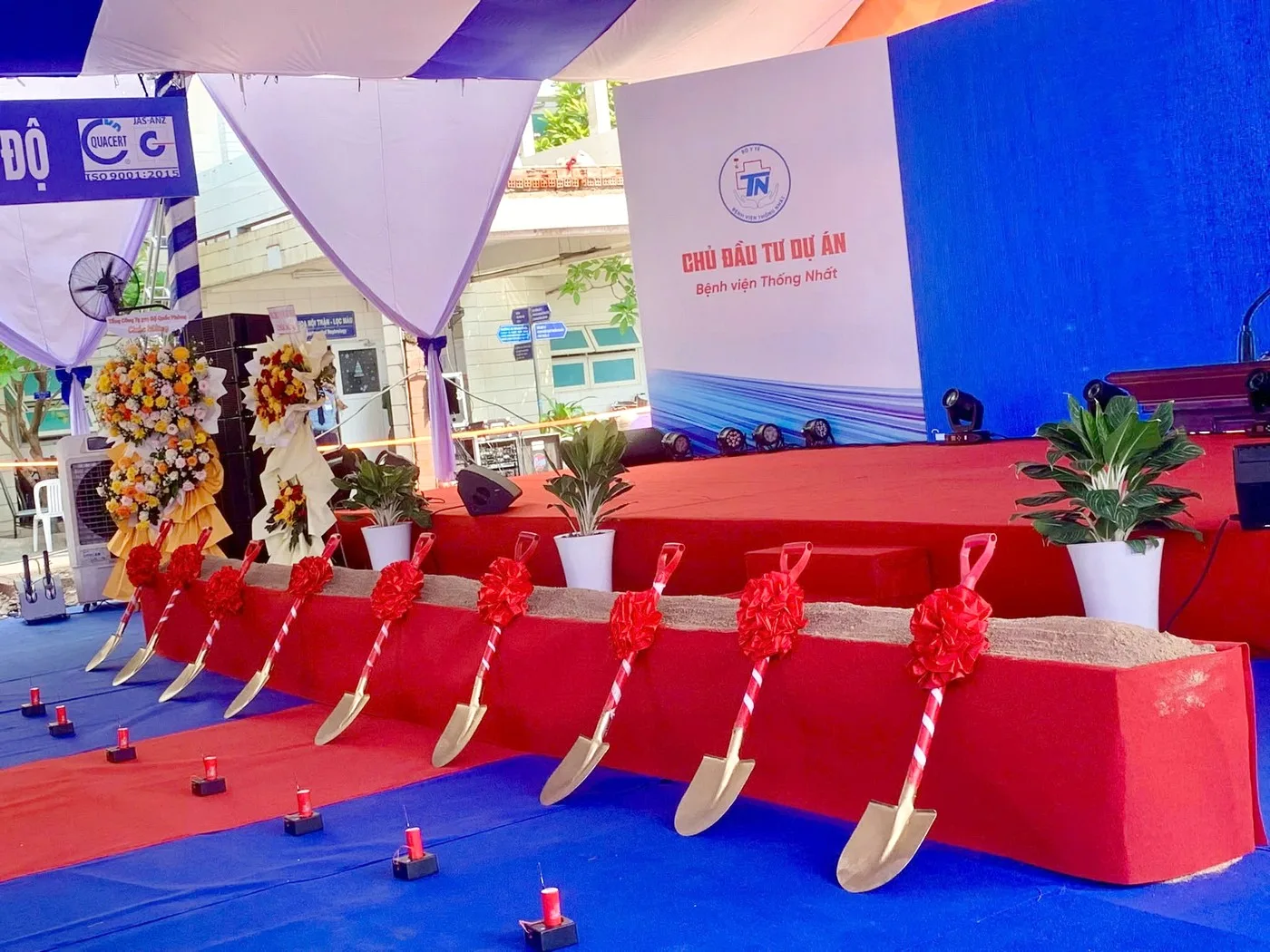 Đạo cụ được bố trí đồng bộ theo số lượng đại biểu tham gia phần nghi thức Đạo cụ xúc cát được chuẩn bị cho phần nghi thức của chương trình