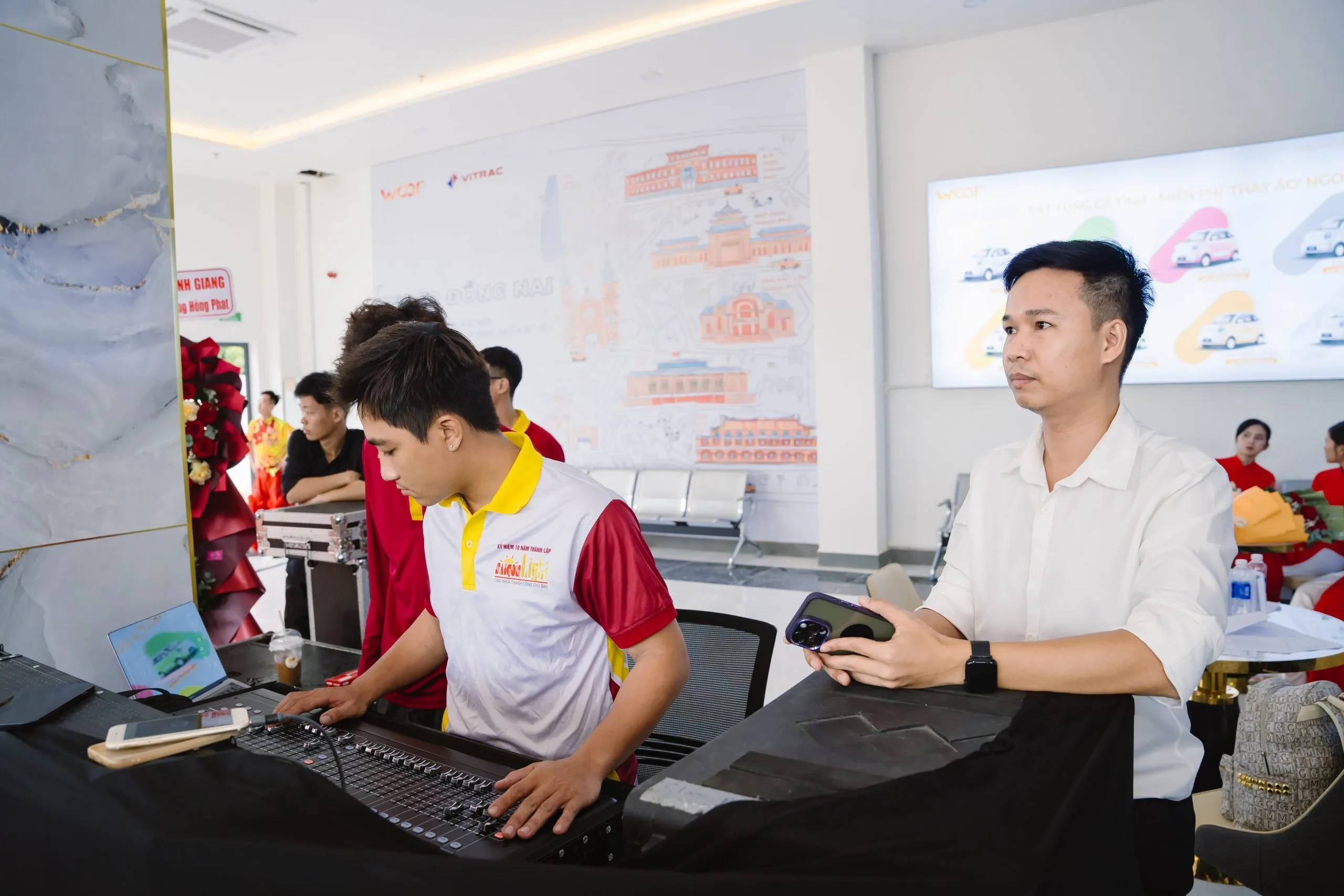 Nội dung trình chiếu được kiểm tra và vận hành theo đúng thứ tự trong kịch bản. Nhân sự điều phối nội dung và kiểm soát file trình chiếu trong hội nghị doanh nghiệp.