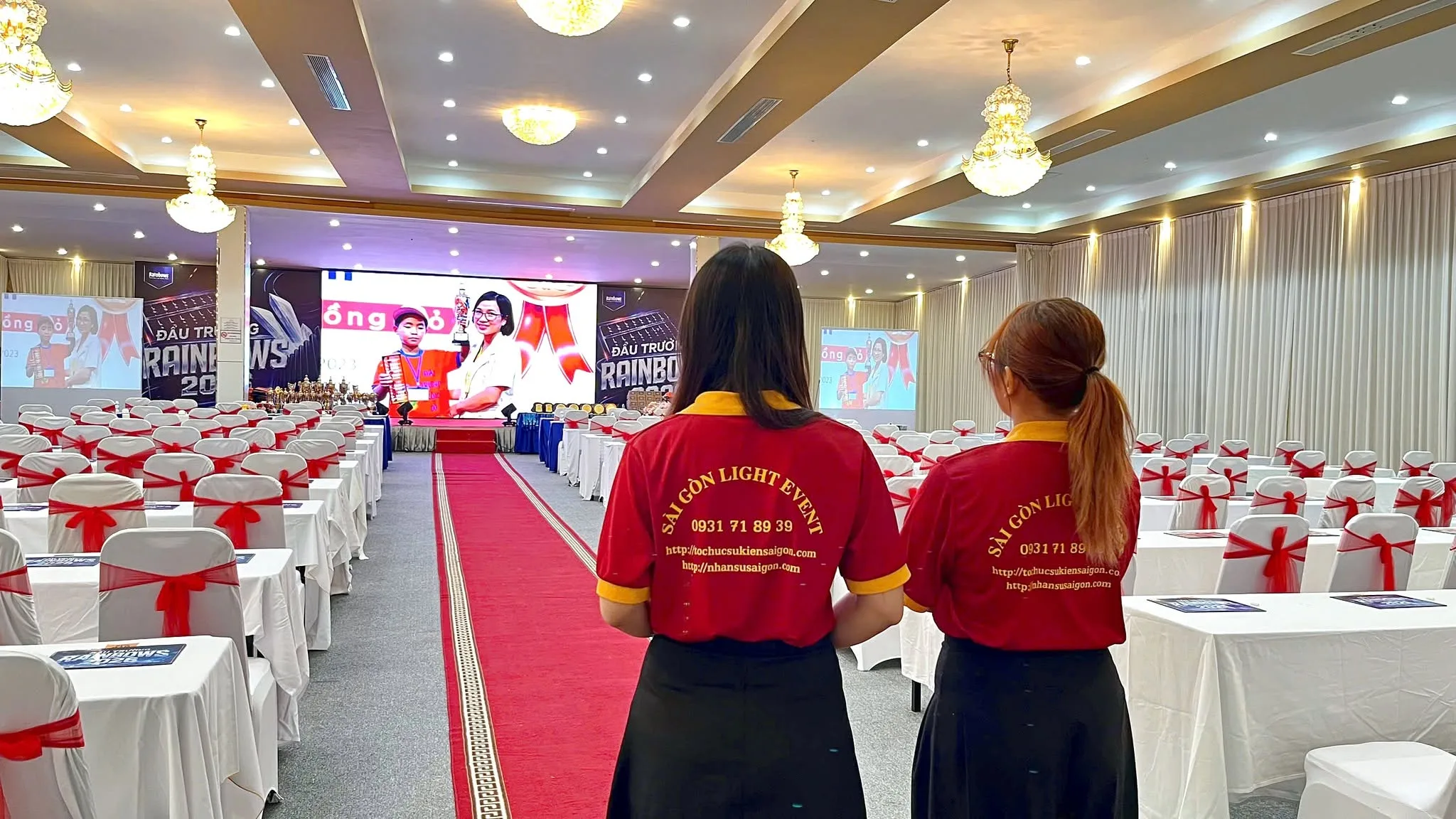 Đội ngũ điều phối rà soát hội trường và các hạng mục trước giờ đón khách. Nhân sự Sài Gòn Light Event kiểm tra không gian trước khi vận hành hội nghị khách hàng.