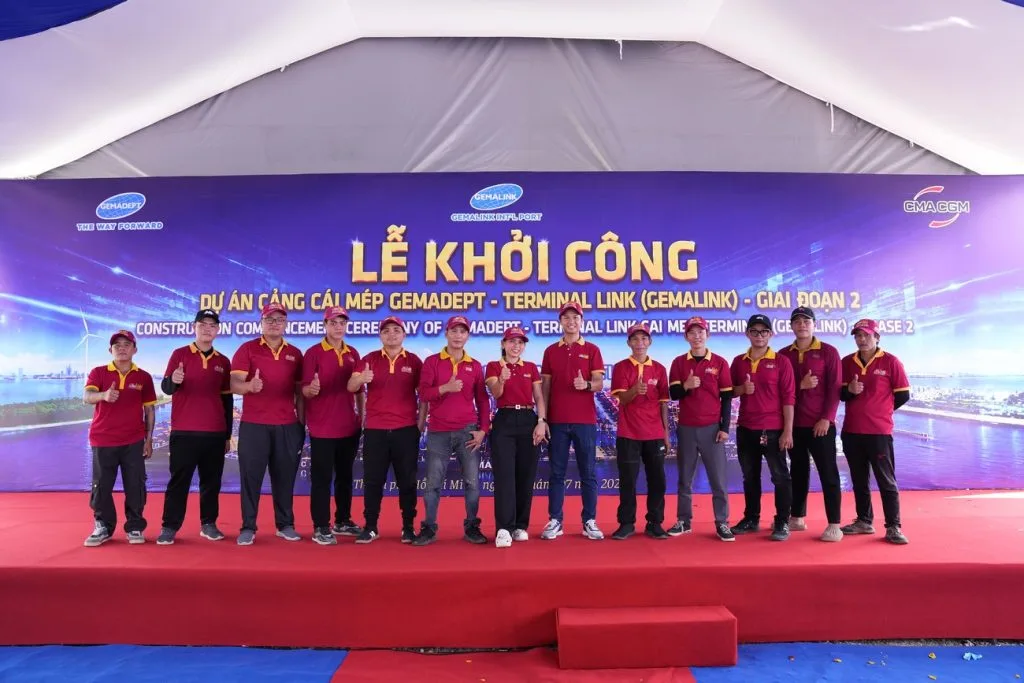Đội ngũ phụ trách triển khai và vận hành các hạng mục tại lễ khởi công Cảng Gemalink Đội ngũ Sài Gòn Light Event tại sân khấu lễ khởi công Cảng Gemalink