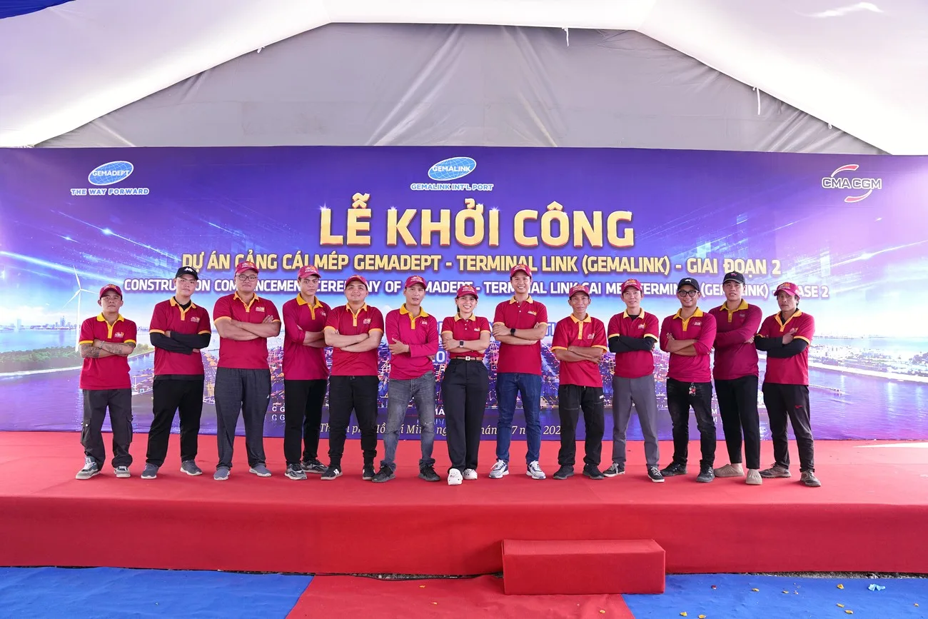 Nhân sự Sài Gòn Light Event phối hợp triển khai các hạng mục phục vụ lễ khởi công Đội ngũ Sài Gòn Light Event chụp ảnh tại sân khấu lễ khởi công dự án