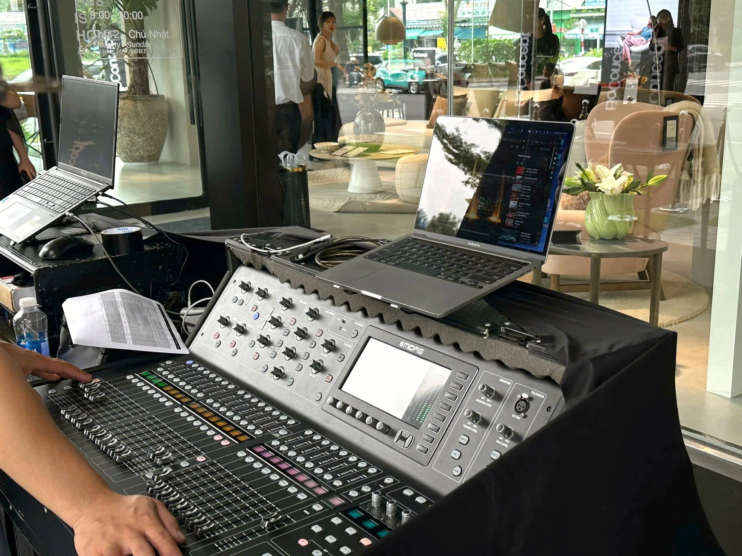 FOH là vị trí kỹ thuật kiểm soát âm thanh và tín hiệu trong suốt chương trình Khu vực FOH điều khiển âm thanh và các tín hiệu kỹ thuật của hội nghị khách hàng.