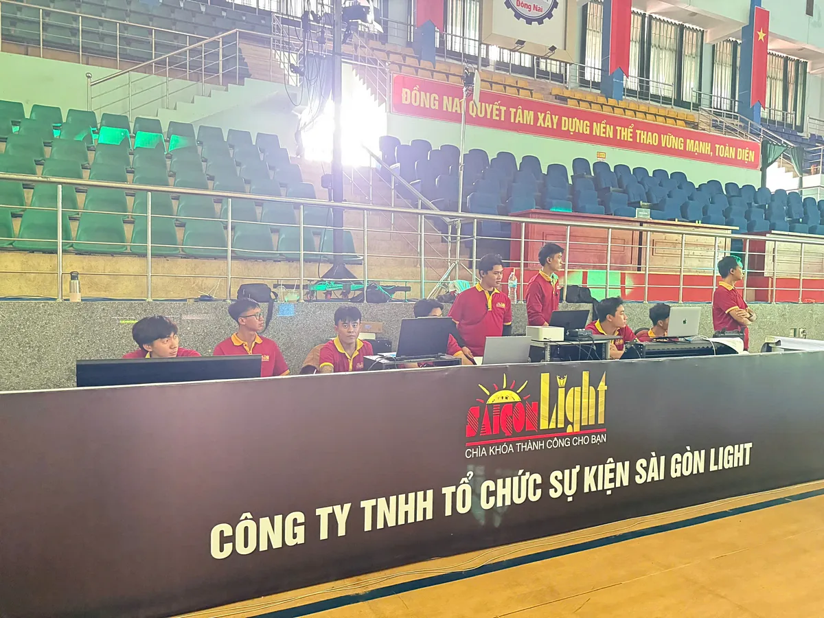 Đội ngũ kỹ thuật phối hợp theo dõi và vận hành các tín hiệu của chương trình.