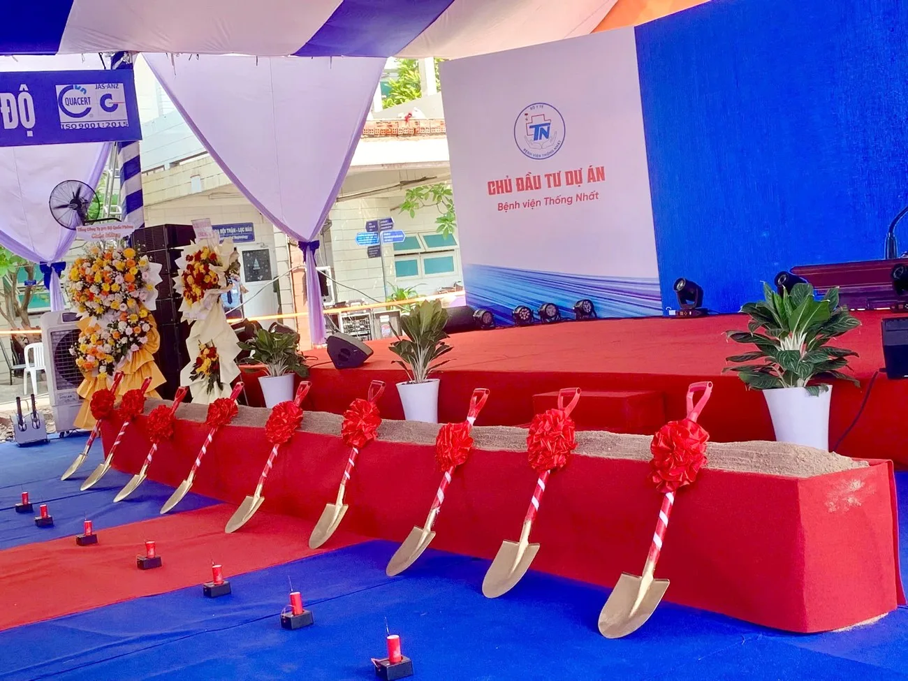 Hộc cát và xẻng nghi thức được sắp xếp ngay ngắn trước thời điểm chương trình bắt đầu Hộc cát, xẻng nghi thức và đạo cụ được chuẩn bị cho lễ khởi công dự án