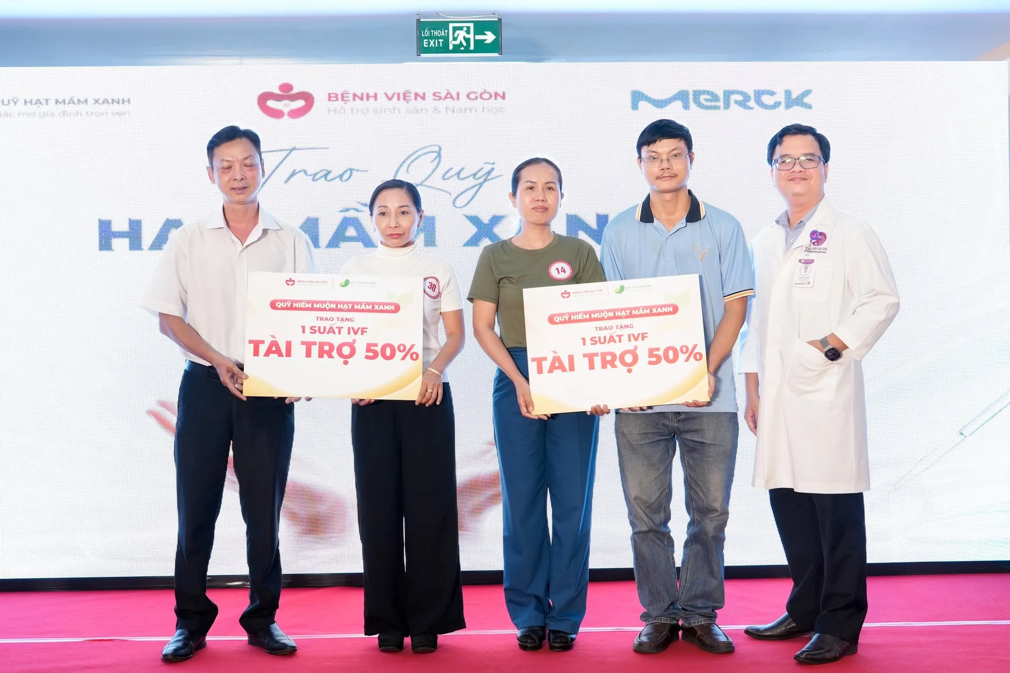 Khách mời chụp ảnh trong chương trình tọa đàm y khoa và hoạt động trao quà trên sân khấu Bác sĩ và khách mời tại tọa đàm y khoa