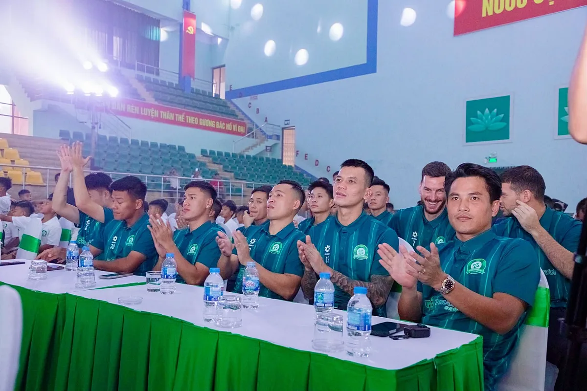 Khách mời tham dự Lễ xuất quân CLB Trường Tươi Đồng Nai mùa giải 2026-2027. Không gian chương trình đón lãnh đạo, đại biểu và khách mời tham dự Lễ xuất quân.