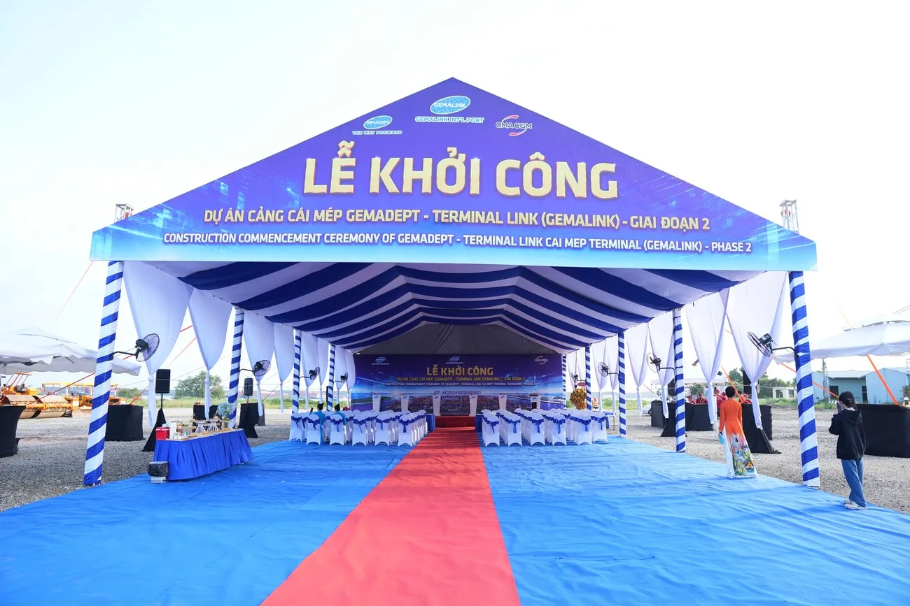 Bàn ghế khách mời được sắp xếp hướng về sân khấu và có lối đi trung tâm Khu vực khách mời lễ khởi công Cảng Gemalink được bố trí trong nhà bạt