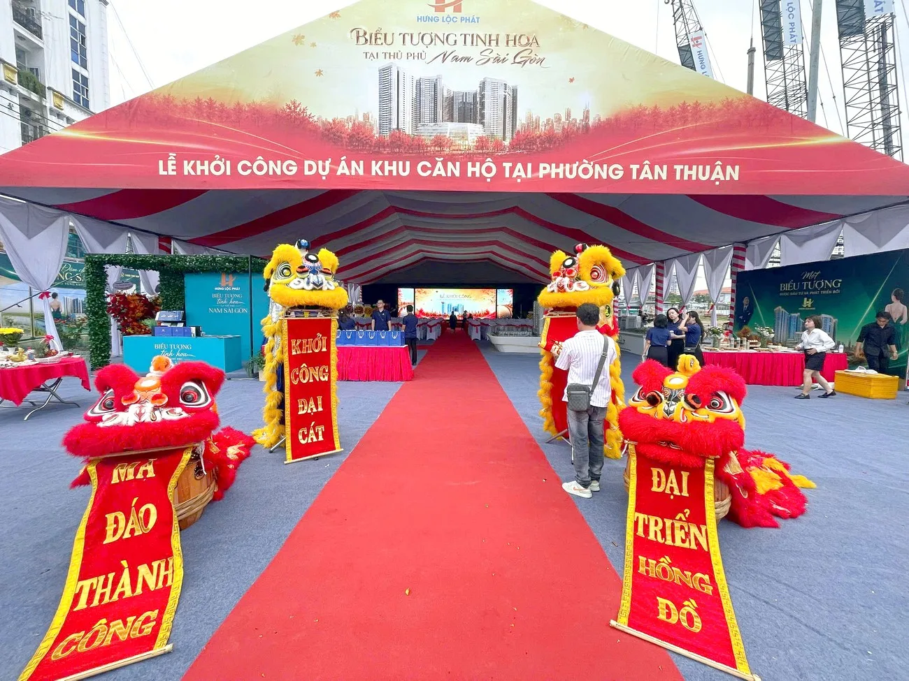 Cổng chào và lối đi thảm đỏ tạo điểm nhận diện cho khu vực tổ chức lễ khởi công Không gian lễ khởi công trọn gói với cổng chào, thảm đỏ và khu vực đón đại biểu