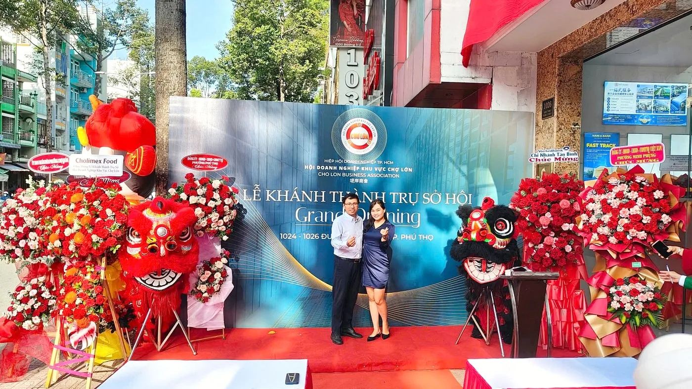 Không gian check-in giúp đón khách và ghi lại hình ảnh trong ngày khánh thành Khu vực check-in được trang trí hoa tại lễ khánh thành trụ sở